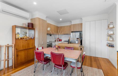 Brunswick North House | Charming Retro Townhouse in Vibrant Coburg