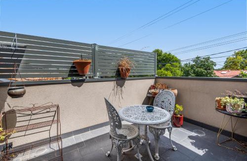 Brunswick North House | Charming Retro Townhouse in Vibrant Coburg