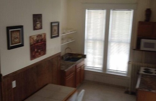 Youngstown Apartment | Charming River Rd Escape Circa 1860