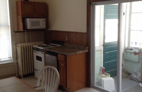 Youngstown Apartment | Charming River Rd Escape Circa 1860