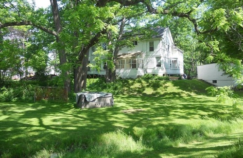 Youngstown Apartment | Charming River Rd Escape Circa 1860