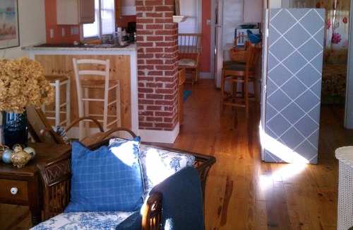 Issue Cottage | Charming Riverfront Cottage for Two with Sunrise Viewing from the Front Porch