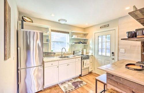 West Jefferson House | Charming Riverfront Cabin with Yard and Porch!