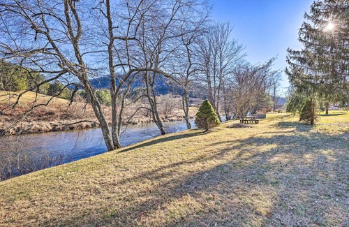 West Jefferson House | Charming Riverfront Cabin with Yard and Porch!