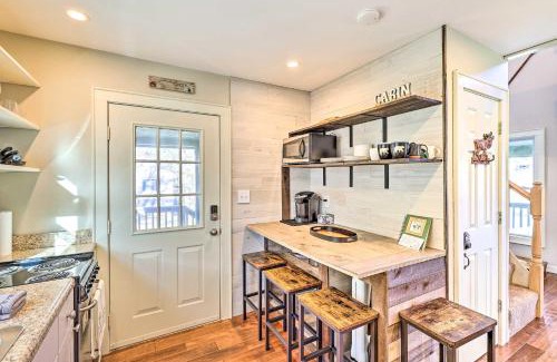 West Jefferson House | Charming Riverfront Cabin with Yard and Porch!