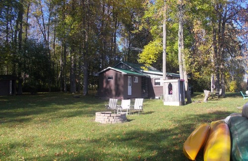 Montague Cottage | Charming Riverside Cottage Retreat in Historic Merrickville, Ontario