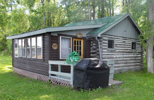Montague Cottage | Charming Riverside Cottage Retreat in Historic Merrickville, Ontario