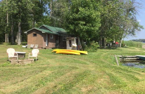 Montague Cottage | Charming Riverside Cottage Retreat in Historic Merrickville, Ontario