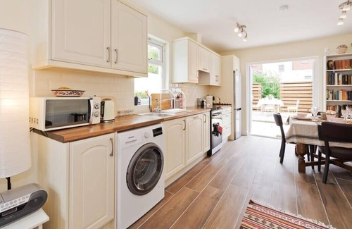Drumcondra Apartment | Charming Riverside Apartment - Minutes from City