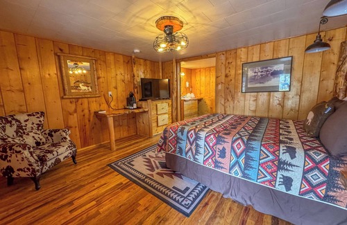 Dubois Cabin | Charming Riverside Deluxe Queen Bed, Hot Tub, Pet-Friendly & Mountain View