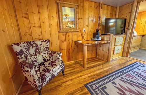 Dubois Cabin | Charming Riverside Deluxe Queen Bed, Hot Tub, Pet-Friendly & Mountain View