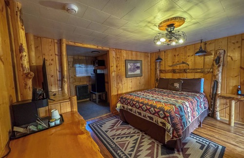 Dubois Cabin | Charming Riverside Deluxe Queen Bed, Hot Tub, Pet-Friendly & Mountain View
