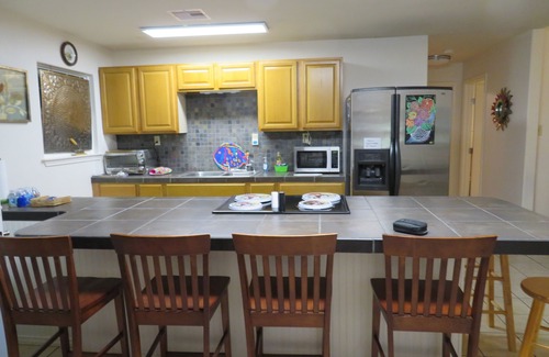 Elmaton House | Charming Riverside Home w/Deck and Fishing. 15 minutes to STP and Bechtel.