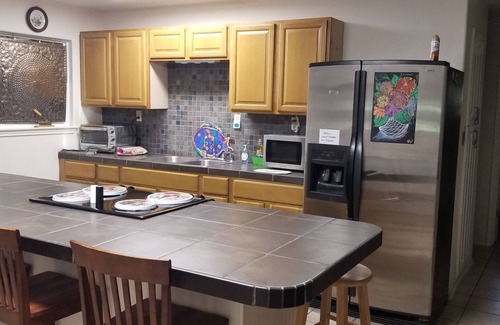 Elmaton House | Charming Riverside Home w/Deck and Fishing. 15 minutes to STP and Bechtel.