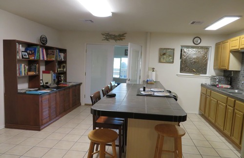 Elmaton House | Charming Riverside Home w/Deck and Fishing. 15 minutes to STP and Bechtel.
