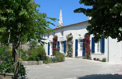 Damvix Cottage | Charming Riverside House with Canoes, Garden, and Nearby Market in Marais Poitevin
