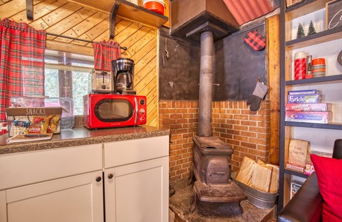Lyons Cabin | Charming Riverside Studio — Couples’ Getaway
