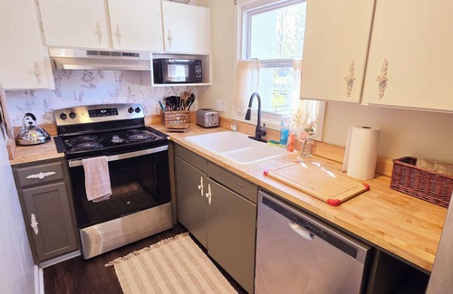 Bridgewater Cottage | Charming RiversideCottage- Firepit, Yard, pet friendly