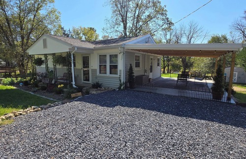 Bridgewater Cottage | Charming RiversideCottage- Firepit, Yard, pet friendly