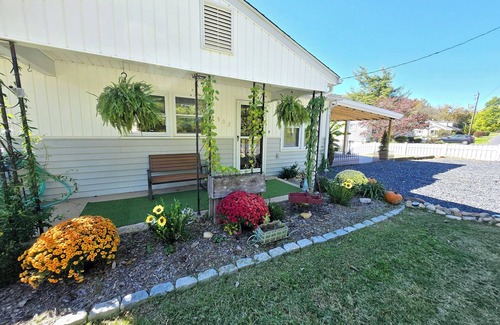 Bridgewater Cottage | Charming RiversideCottage- Firepit, Yard, pet friendly