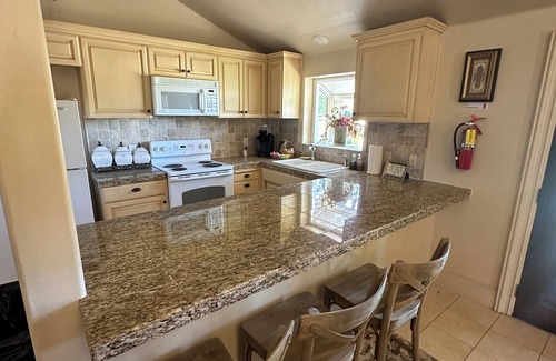 North Woodbridge Cottage | Charming Romantic River Cottage in Lodi Wine and Country