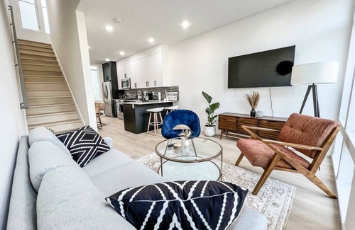 North Delridge House | Charming Rooftop View in heart of Seattle - Townhome with WiFi, AC