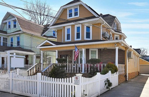 Queens House | Charming room in a house located in a beautiful area of Queens, with AC and WiFi