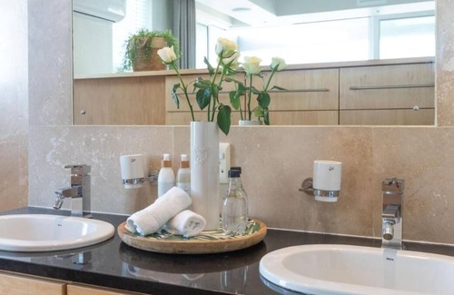 Herolds Bay House | Charming Room in a Seafront Villa With its own Kitchen and Lounge