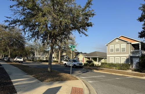 Gainesville House | Charming room in a stylish house at cool Gainesville with AC, WiFi