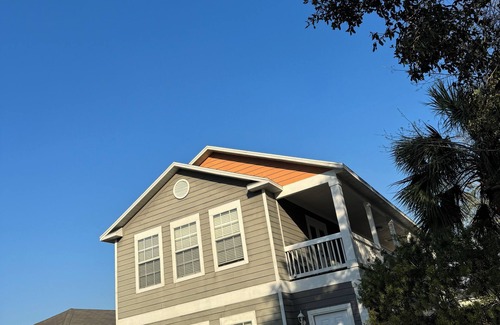 Gainesville House | Charming room in a stylish house at cool Gainesville with AC, WiFi