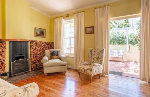 Rosebank Apartment | Charming Rosebank Cottage