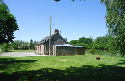 Ruille-le-Gravelais Cottage | Charming Rural Retreat with Private Pond, Ideal for Fishing, Nature Lovers, Families & Pets