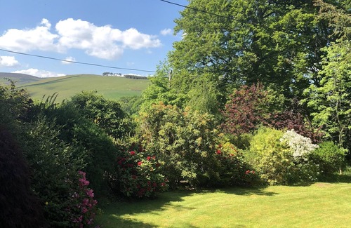 Peebles Cottage | Charming rural retreat in beautiful gardens