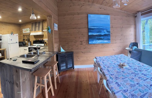 Gimli Cabin | Charming Rustic 4 Season-Cottage in Gimli. Great for Hunting or fishing trips