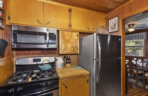 Moonridge House | Charming Rustic Cabin Close to Slopes, Game Room, Deck, BBQ, Fireplace