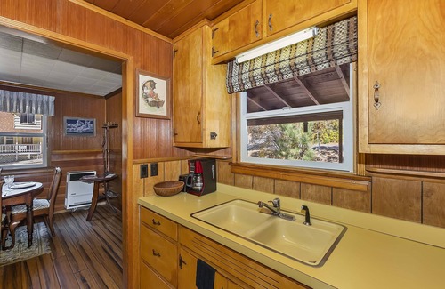 Moonridge House | Charming Rustic Cabin Close to Slopes, Game Room, Deck, BBQ, Fireplace