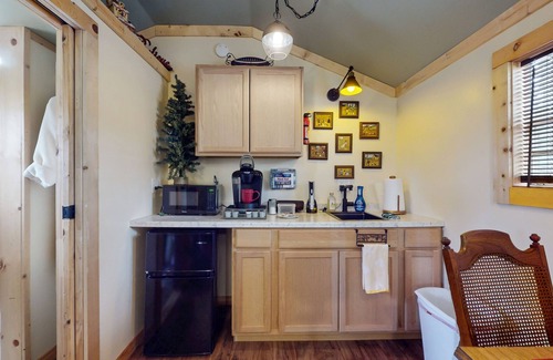 Ledbetter Cabin | Charming rustic cabin with kitchenette, streaming, partial AC, & WiFi