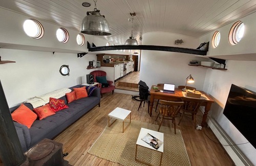 Bray Apartment | Charming Rustic houseboat at Bray Marina
