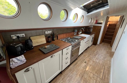 Bray Apartment | Charming Rustic houseboat at Bray Marina