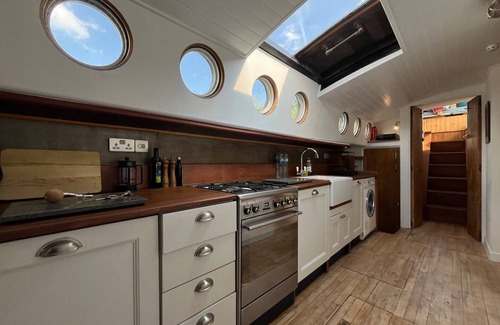 Bray Apartment | Charming Rustic houseboat at Bray Marina