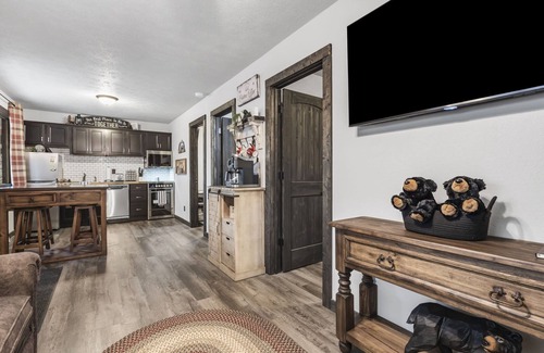 Branson Cabin | Charming Rustic Retreat - Hot Tub - Pool - Coffee - Fire Pit - 1 mile from SDC!
