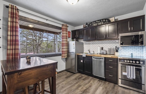 Branson Cabin | Charming Rustic Retreat - Hot Tub - Pool - Coffee - Fire Pit - 1 mile from SDC!