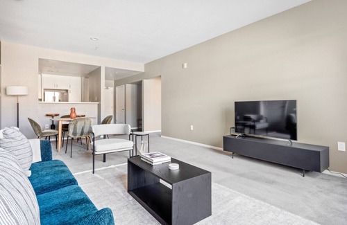 San Jose Apartment | Charming Santana Row 2BR w/Gym & Pool, nr highways, by Blueground