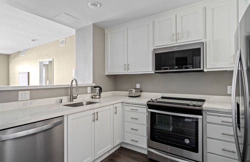 San Jose Apartment | Charming Santana Row 2BR w/Gym & Pool, nr highways, by Blueground