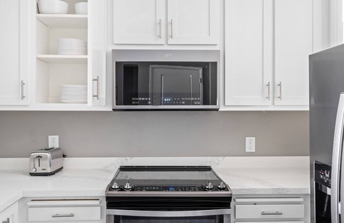 San Jose Apartment | Charming Santana Row 2BR w/Gym & Pool, nr highways, by Blueground
