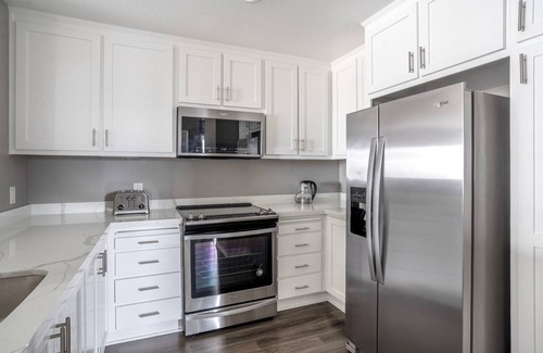 San Jose Apartment | Charming Santana Row 2BR Townhouse w/Pool, nr highways, by Blueground