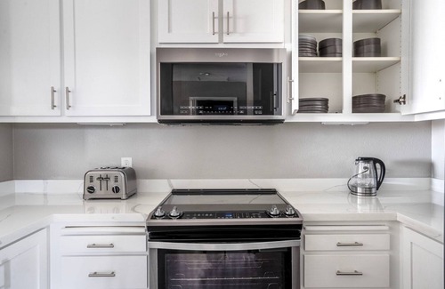 San Jose Apartment | Charming Santana Row 2BR Townhouse w/Pool, nr highways, by Blueground