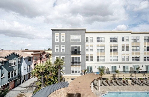 San Jose Apartment | Charming Santana Row 2BR Townhouse w/Pool, nr highways, by Blueground
