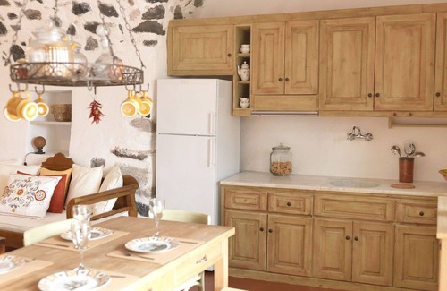 Exo Gonia Villa | Charming Santorini Villa | Pori House | 1 Bedroom | Rustic & Traditional.