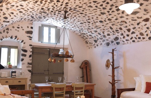 Exo Gonia Villa | Charming Santorini Villa | Pori House | 1 Bedroom | Rustic & Traditional.